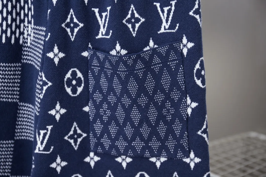 🅿️220 LV Louis 25ss spring and summer new style 3️⃣color jacquard knitted shorts Light luxury A must-have item for daily commuting for men and women Correct version Welcome to compare Detailed features · Made of high-viscosity cotton material, high-count cotton is added to keep it dry and avoid stuffiness · Use exquisite intarsia patchwork technology to interpret Damier and Monogram patterns in soft indigo tones, and are full of intarsia patterns · Threaded waistband, elastic waistband · Customized hardware clock · Original main mark, washed tag, branded moisture-proof paper packaging Color: Blue Size: S/M/L/XL